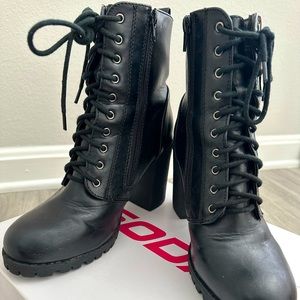SODA Boots Women's Black Low Faux Leather Chunky Heel Ankle Booties Size 8